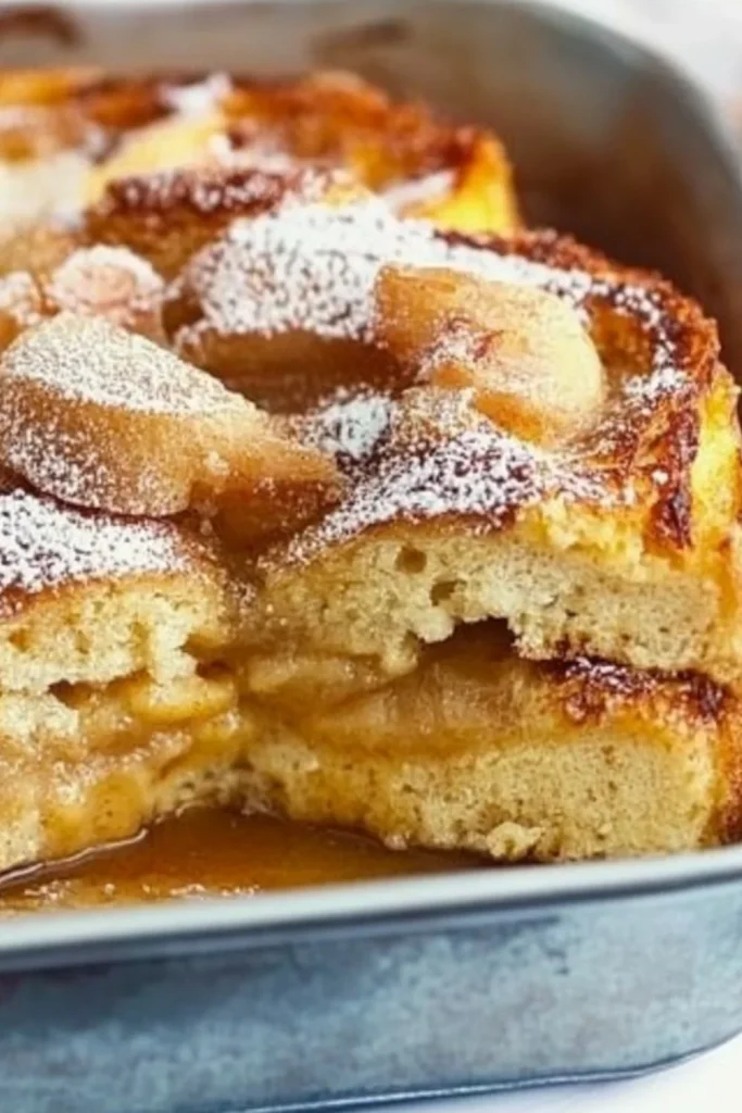 "Apfelkuchen Overnight French Toast Casserole mit Zimt und Puderzucker."